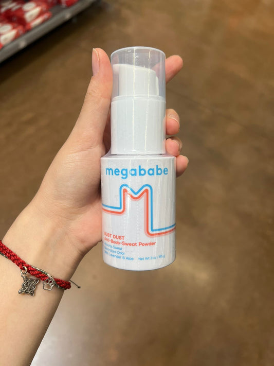 PREVENTA - Megababe Megababe Bust Dust Anti-Boob-Sweat Powder es un innovador polvo sin talco que detiene el sudor de los senos